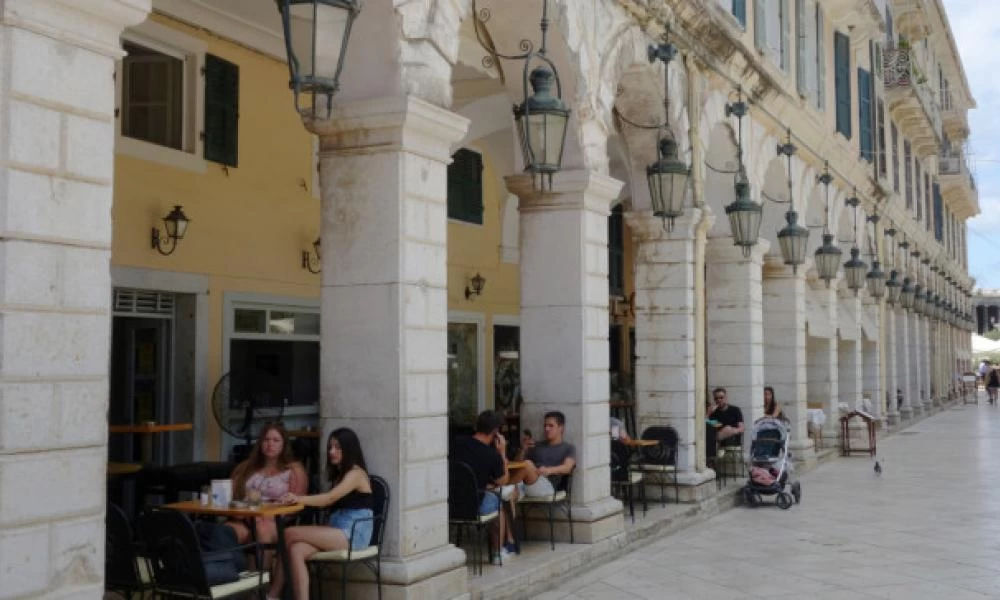 Κέρκυρα: Έσπασε στο ξύλο τη γυναίκα του μπροστά σε γονείς και παιδιά